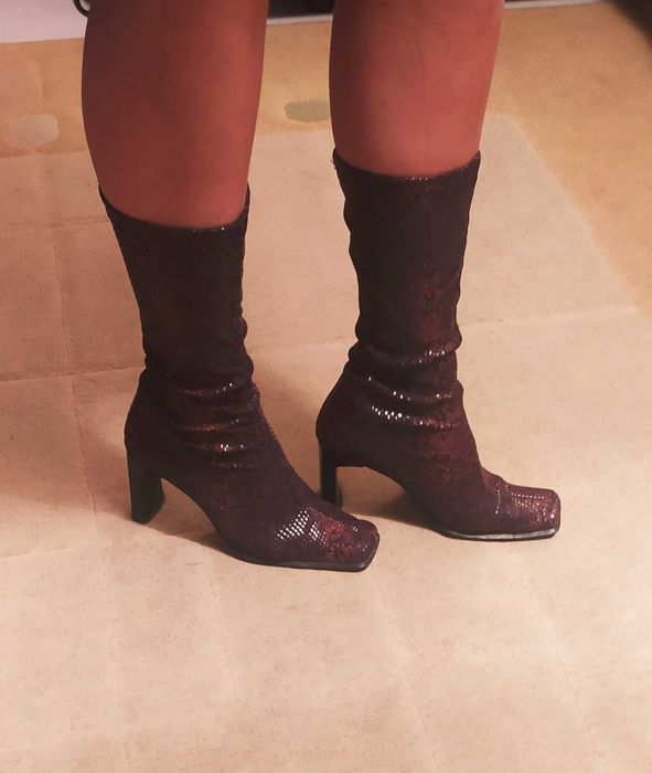 Bota tipo meia, padrão em pele cobra