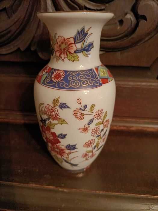 4 Small Chinese Vases64739583231107126