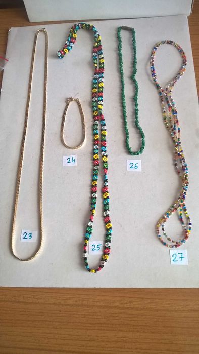 wisiorki , korale i broszki PRL