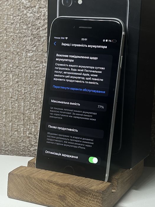 iPhone SE в ідеальному стані все гарно працює)