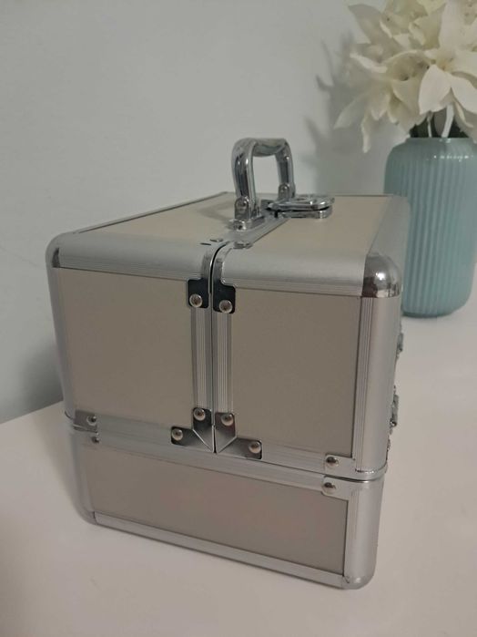 Maleta / Necessaire, 17cm x 17 cm x 25 cm