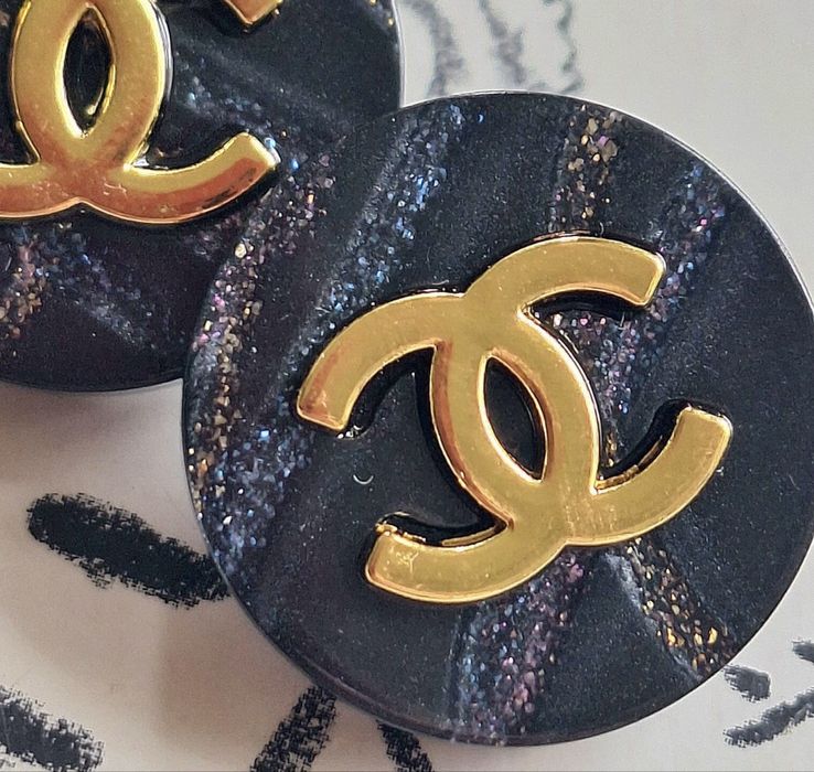 Eleganckie logowane guziczki, cena dotyczy 1 sztuki
