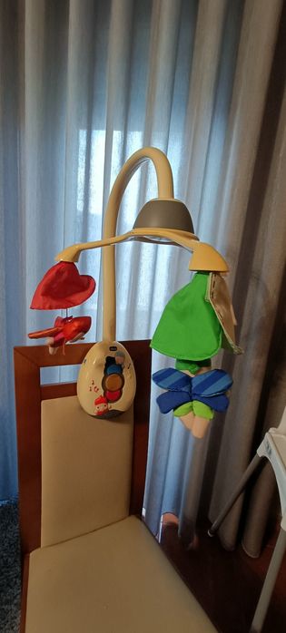 Mobile da marca Chicco para berço de bebê.