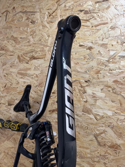 Quadro Giant Glory com amortecedor RockShox Vivid R2C