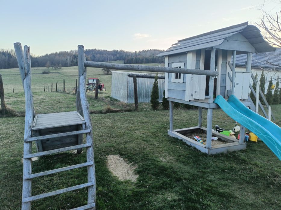 Plac zabaw, domek.