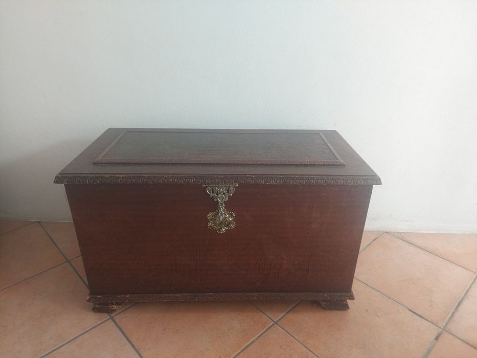 Mala ou Arca teabalhada em cor castanho