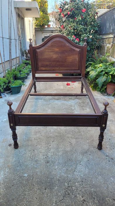 Cama Estrado Mesinha cabeceira
