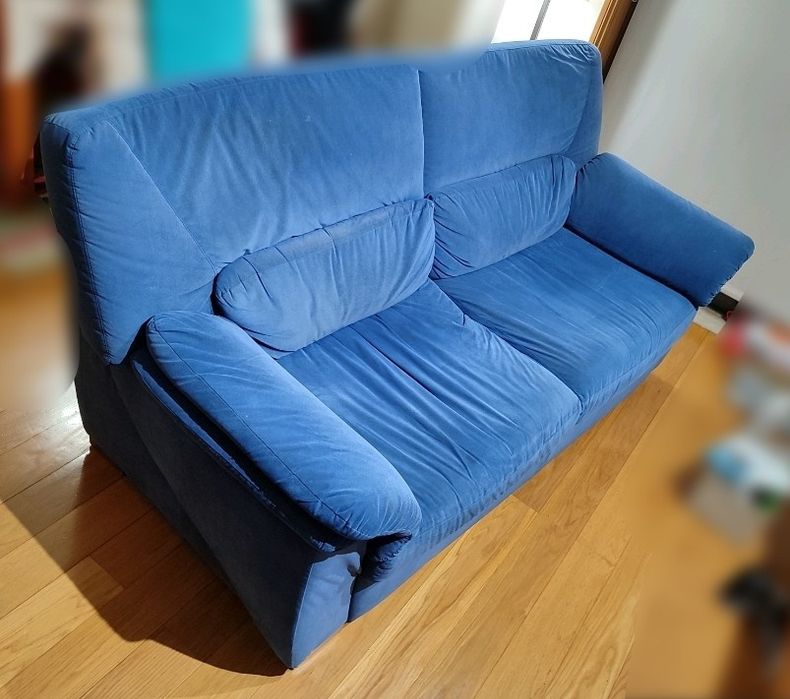 Sofá 2 lugares Aquinos veludo azul urgente Ramalde • OLX Portugal