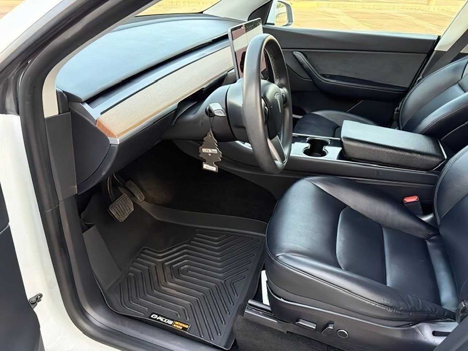 Tesla Model Y      2021