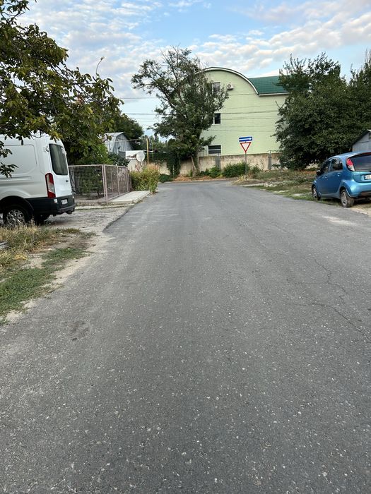 Продам дом в центре города Николаева. Дом 43м2, участок возле дома 0,01 сотки. 2 гаража, подвал. Транспортная розвязка во все концы города.