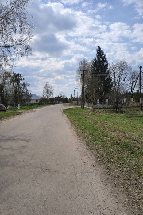 • Продам дві земельні ділянки  (газ, електрика)