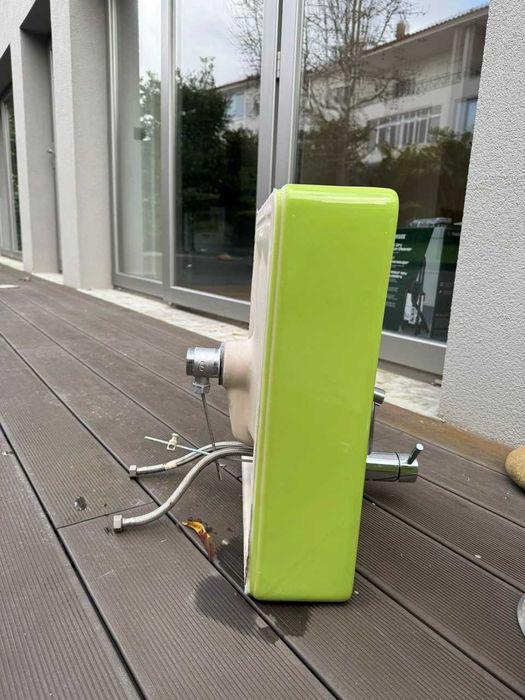 Lavatórios verdes como novos com torneiras Sanidusa- junto ou separado