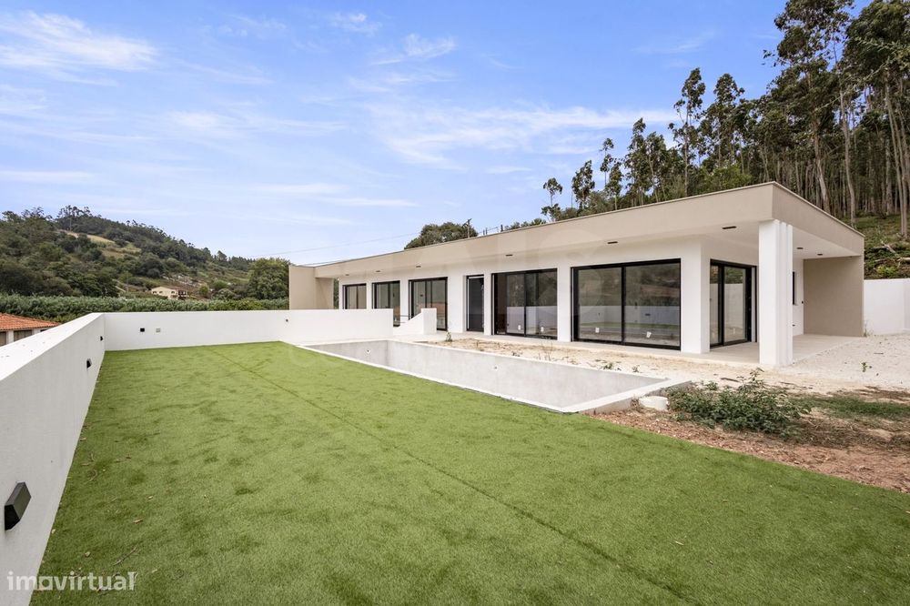 Moradia T3+1 NOVA com piscina em terreno de 2098m2