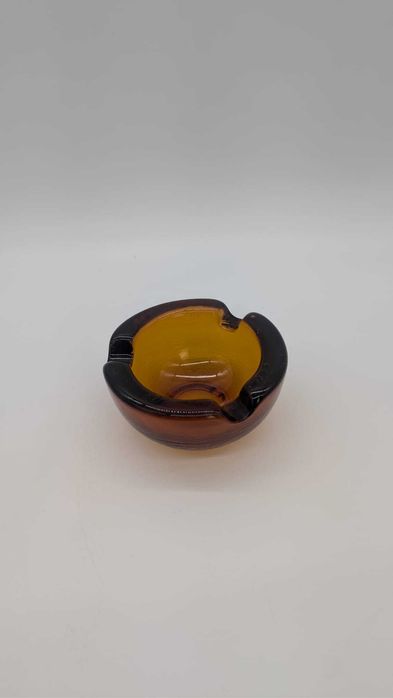 Szklana popielnica bursztynowa z Czechosłowacji