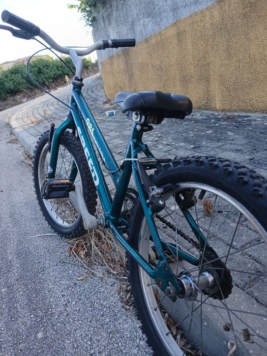 Bicicleta verde para criança em bom estado