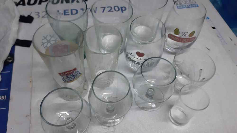Conjunto de copos variados.