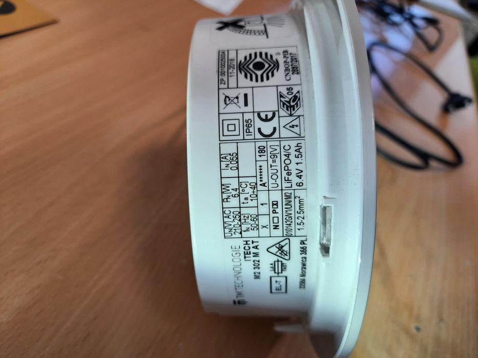 Lampa awaryjna oświetlenie ewakuacyjne.