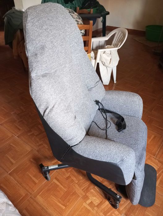 cadeira de massagens cinzenta seminova