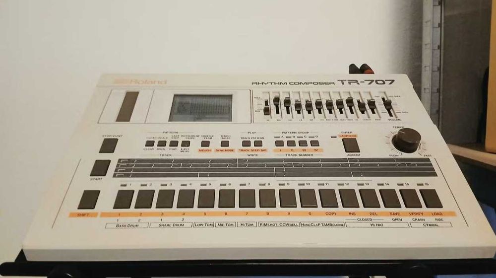 Roland TR 707 vintage