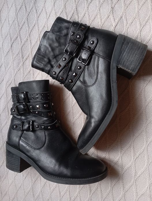 GUESS 41R czarne botki na słupku Colleen z ćwiekami 27cm wkładka