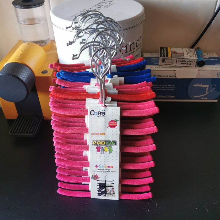 Cabides de roupa pequena