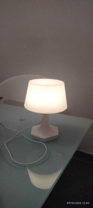 2 Candeeiros LED com luz amarelo e luz branca