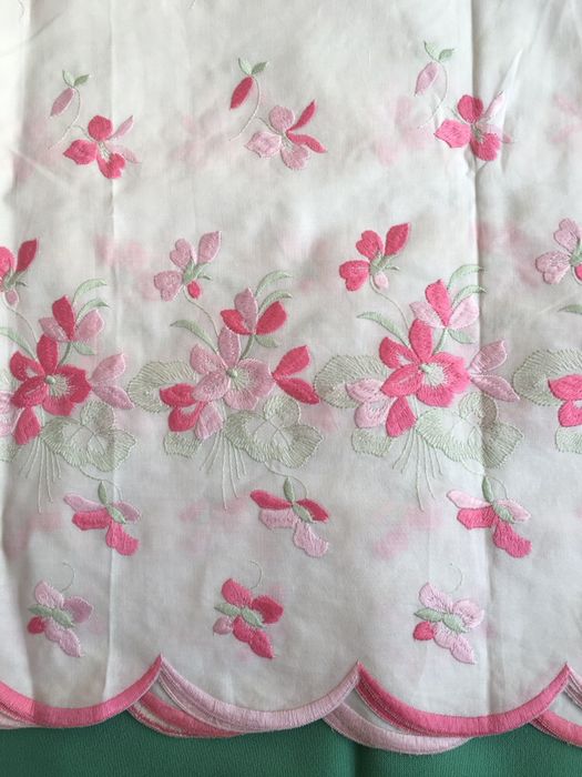 Renda lençol de cor branca com flores em tons de rosa com 44 cm de lar