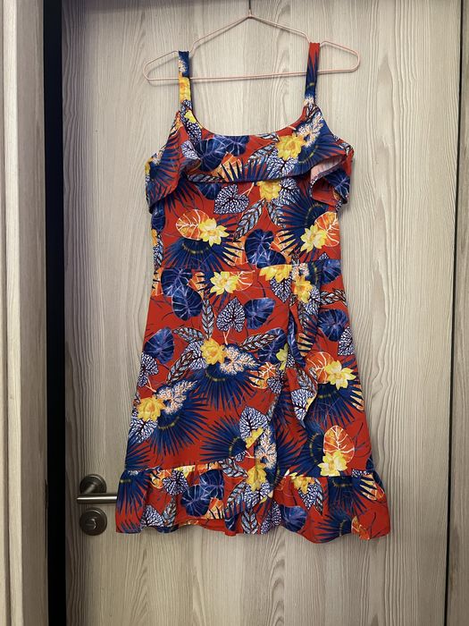 Vestido Fórmula Joven vermelho com folhas e flores