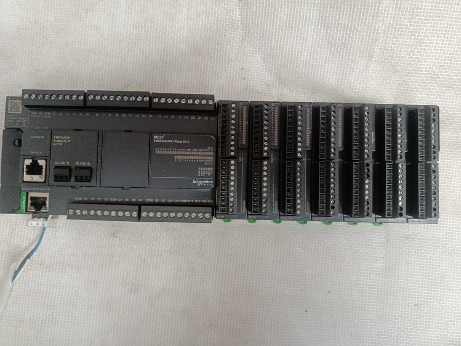 PLC Schneider M221