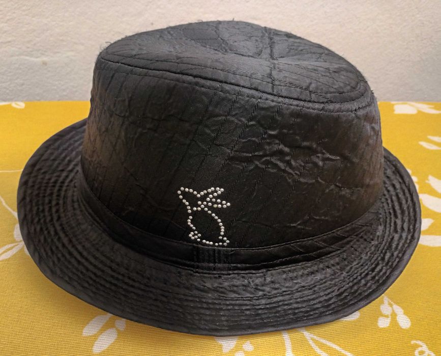 Chapéu preto da Mango