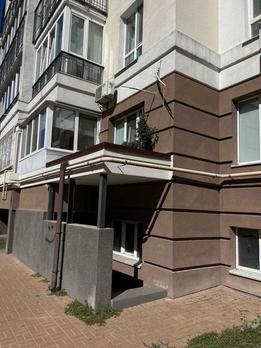 Комерційне приміщення 129,6 м² у цоколі з фасадним входом біля NOVUS