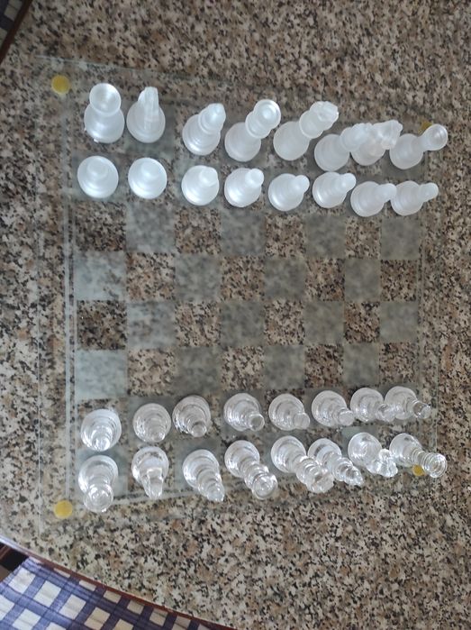 Xadrez , com peças de vidro baço e vidro transparente.