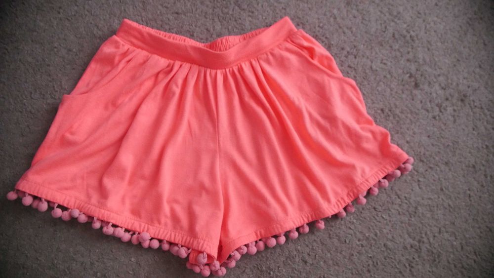 Spodenki z pomponami neonowe Matalan 8 lat 128-134 cm.