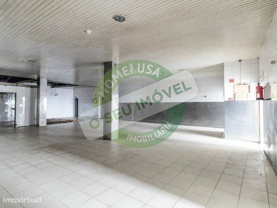 Loja destinada a armazém ou actividade industrial em Poiares.