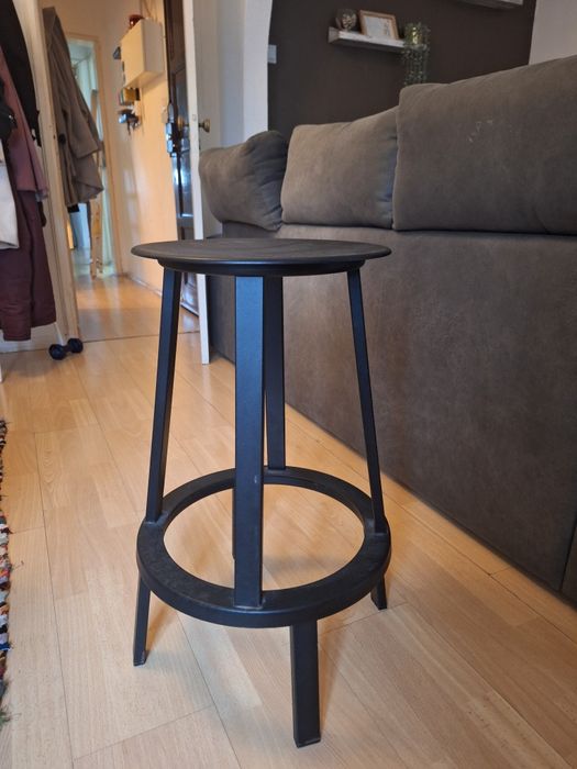 Banco em aço com base rotativa.