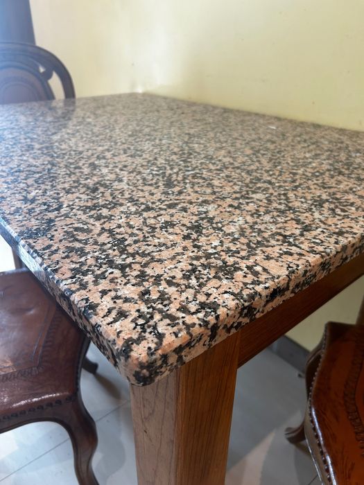Mesa em madeira maciça com tampo de Granito-Rosa Monção