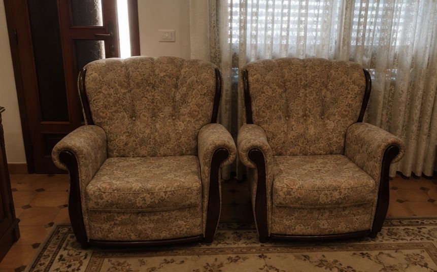 Conjunto: sofá-cama e 2 poltronas
