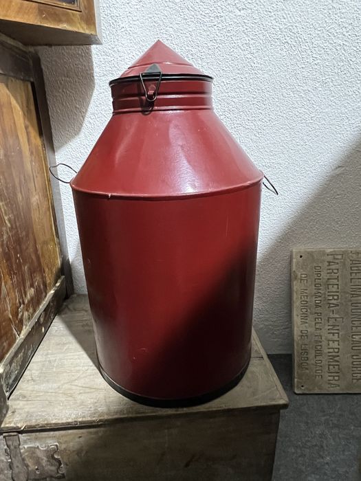 Bilhas, balde e regador decorativos