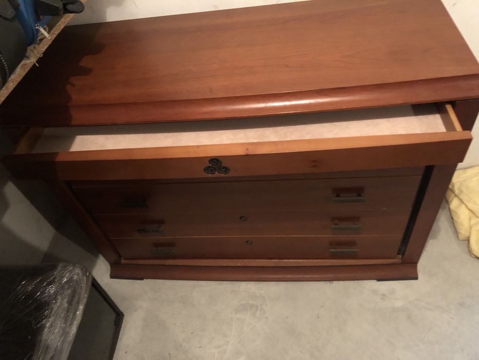 Cómoda em madeira maciça 5 gavetas -impecável, pesada e alta qualidade