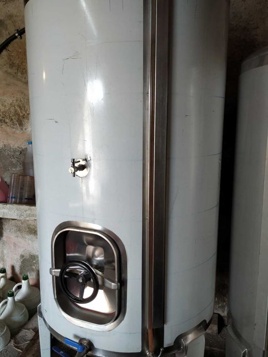 Cubas para vinho, uma de 500 litros e outra de 750 litros /Garrafeira.