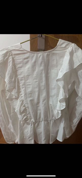 Blusa branca com folhos