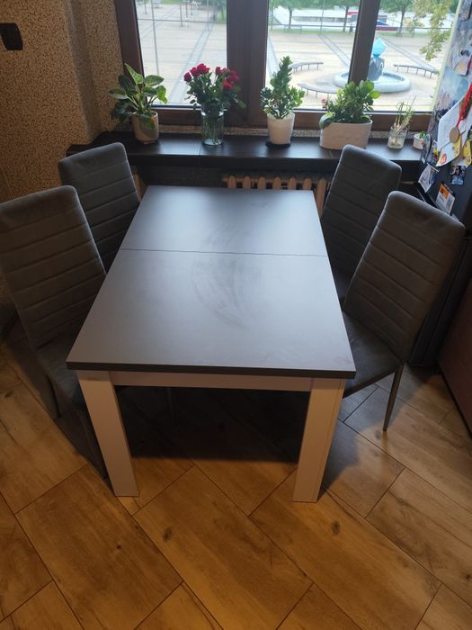 Stół rozkładany z krzesłami