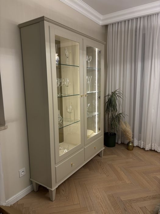 Elegancka, podswietlana witryna marki NOVELLE