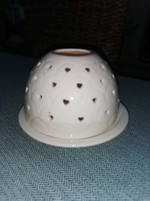 Biały okrągły świecznik w serduszka