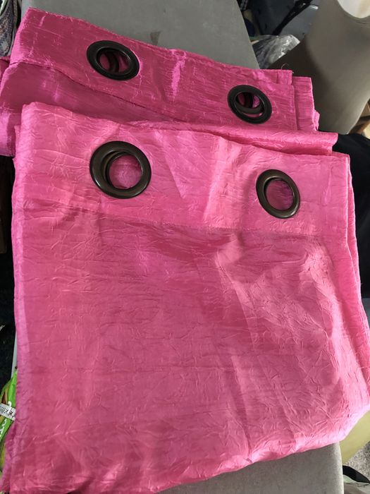 2 cortinas rosa forte em tecido fino estilo arganza con argolas