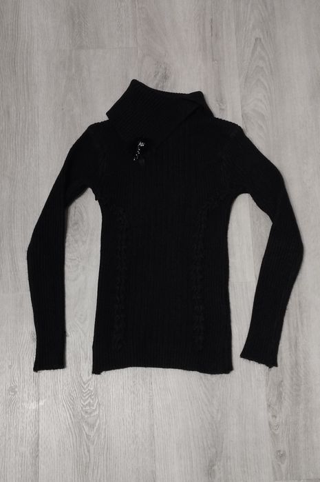 Elegancki dopasowany sweter falbanki  golf kołnierz broszka prążki