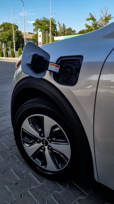 Авто в оренду. Гібрид плагін. Комбі шкіра. Kia Niro 2018