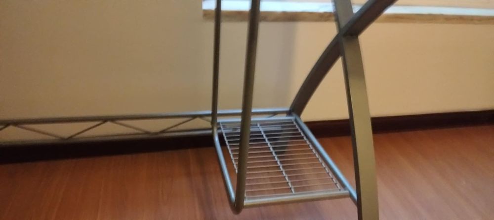 Mesa de Escritório em Vidro Fosco com Estrutura Metálica - 140x70x75cm