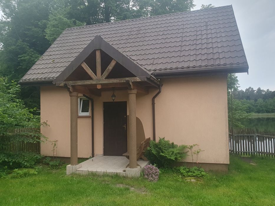 Domek nad jeziorem, wakacje, plaża, pomost