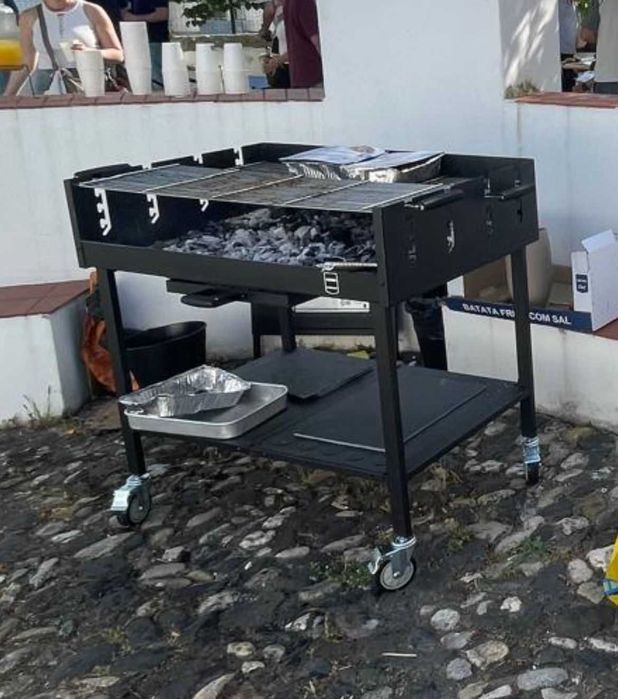 Grelhador / Churrasqueira a carvão com rodas, 137 x 68 x 94 cm